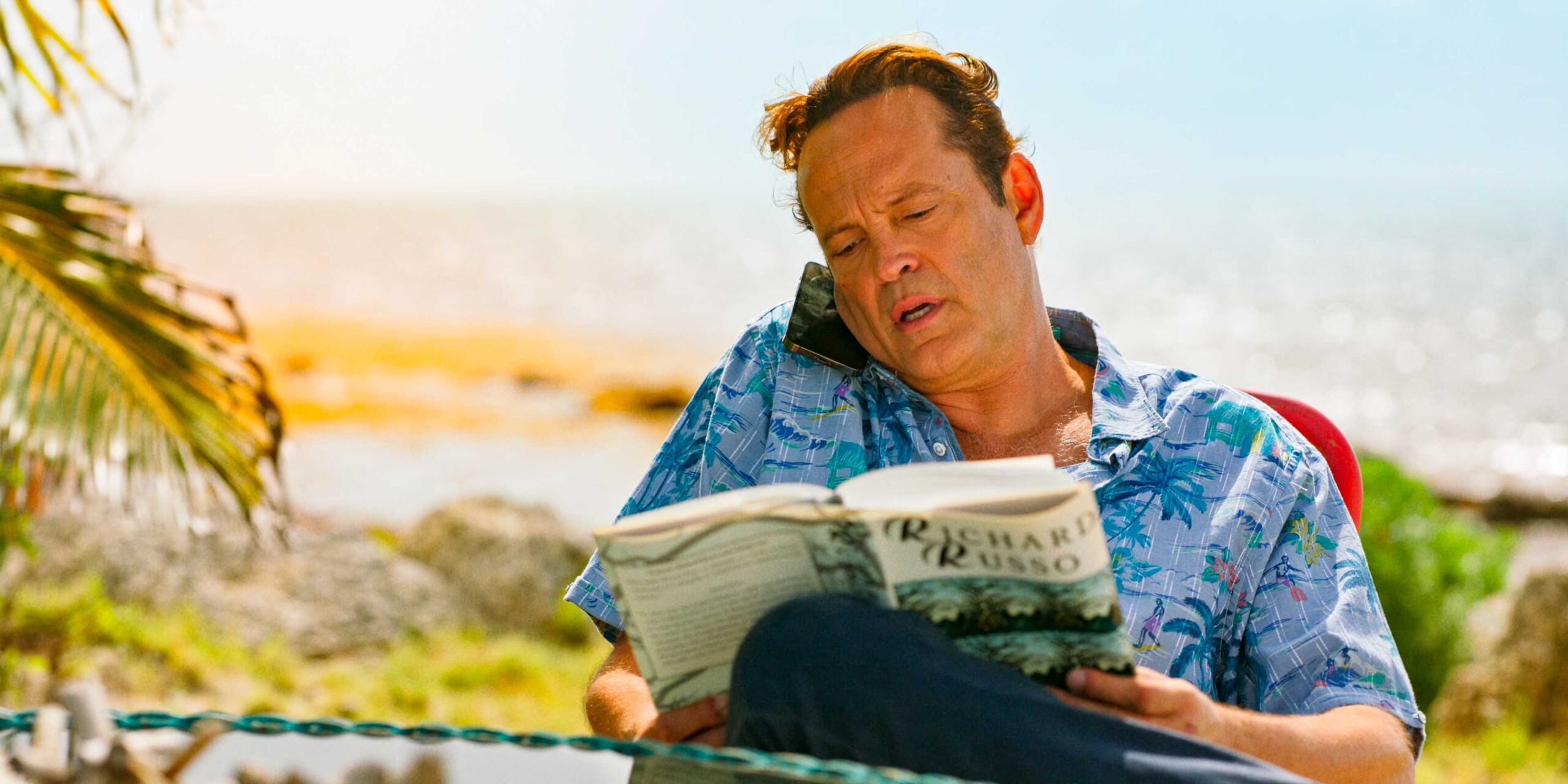 Янси (Винс Вон) получает звонок от Бонни в 10-й эпизоде 1 сезона *Bad Monkey*