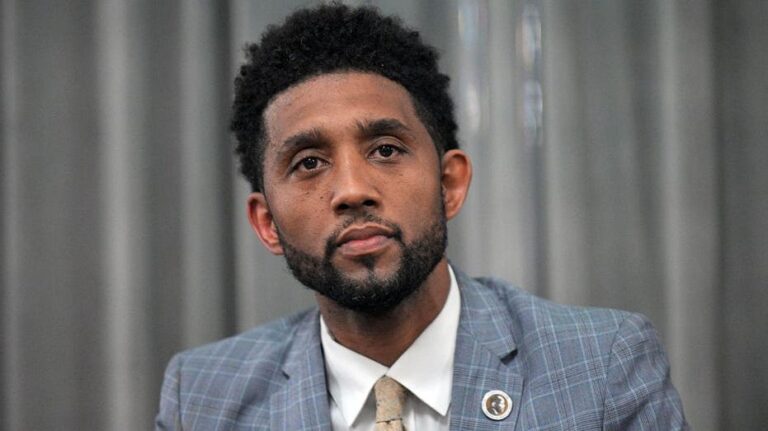 Мэр Балтимора защищает дорогостоящий служебный автомобиль и обвиняет журналиста в расизме