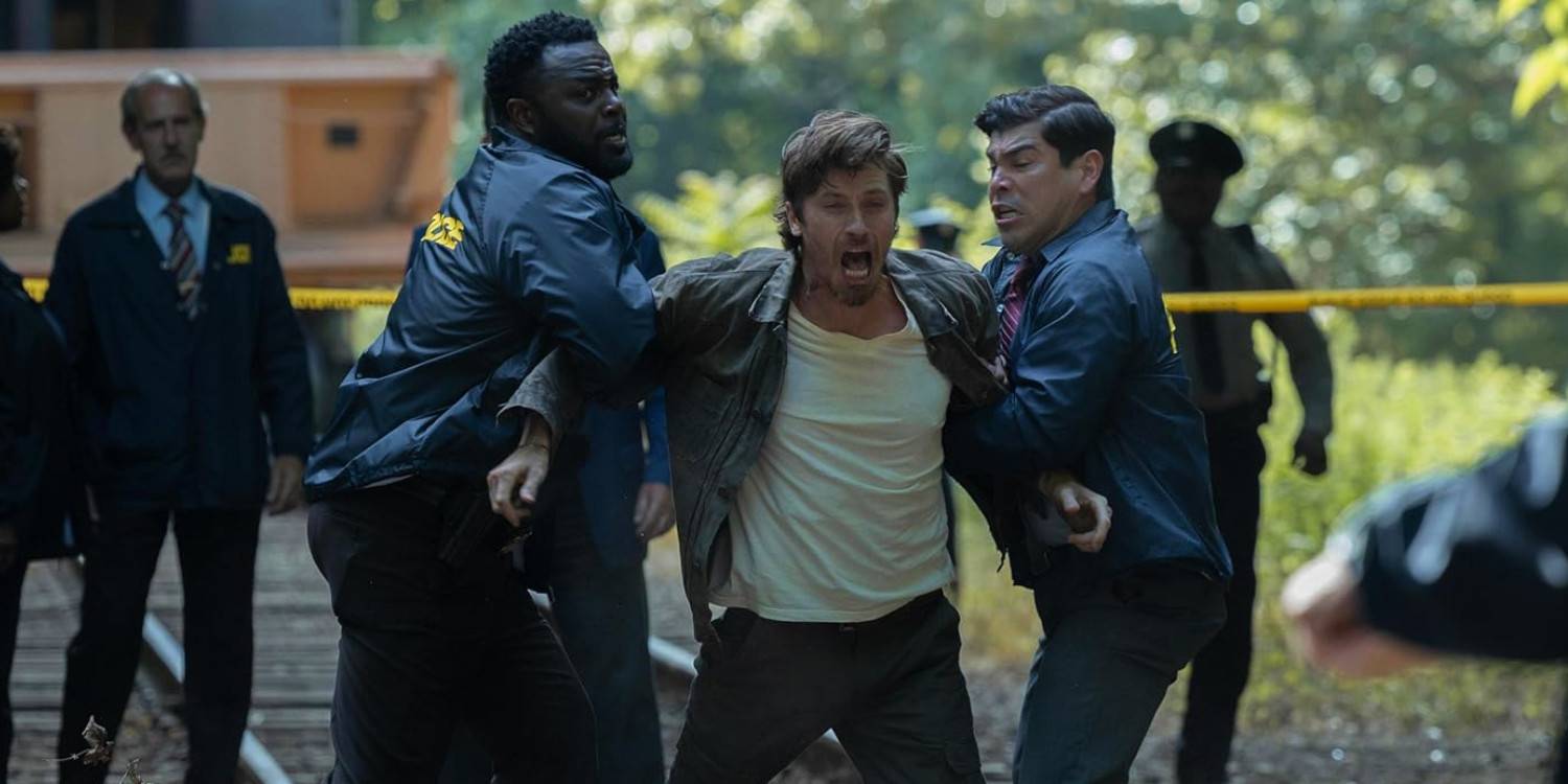 Barron's Cove Garrett Hedlund кричит, стоя на железнодорожных путях