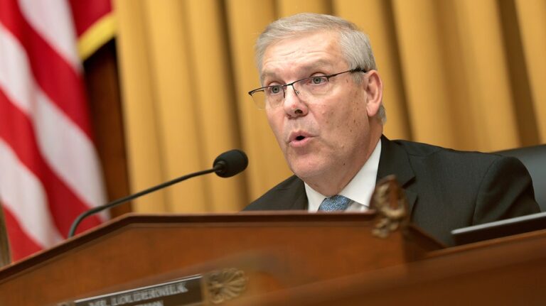 Конгрессмен от Грузии Барри Лаудермикл объявил о завершении карьеры, присоединяясь к росту числа уходящих из Палаты представителей