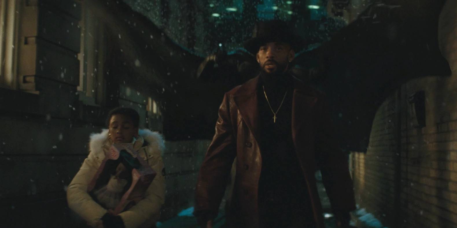 Бэтмен спускается, чтобы поймать Дедшота, играющего с его дочерью