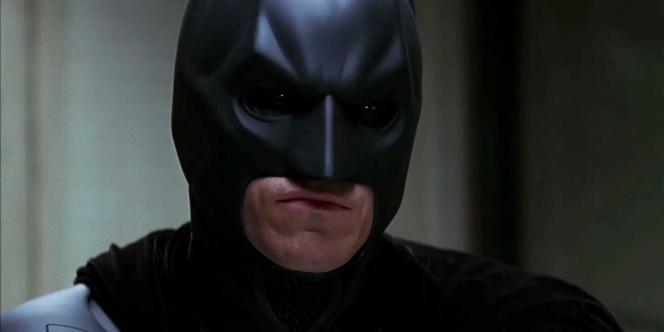 Бэтмен смотрит вдаль в фильме "Темный рыцарь"