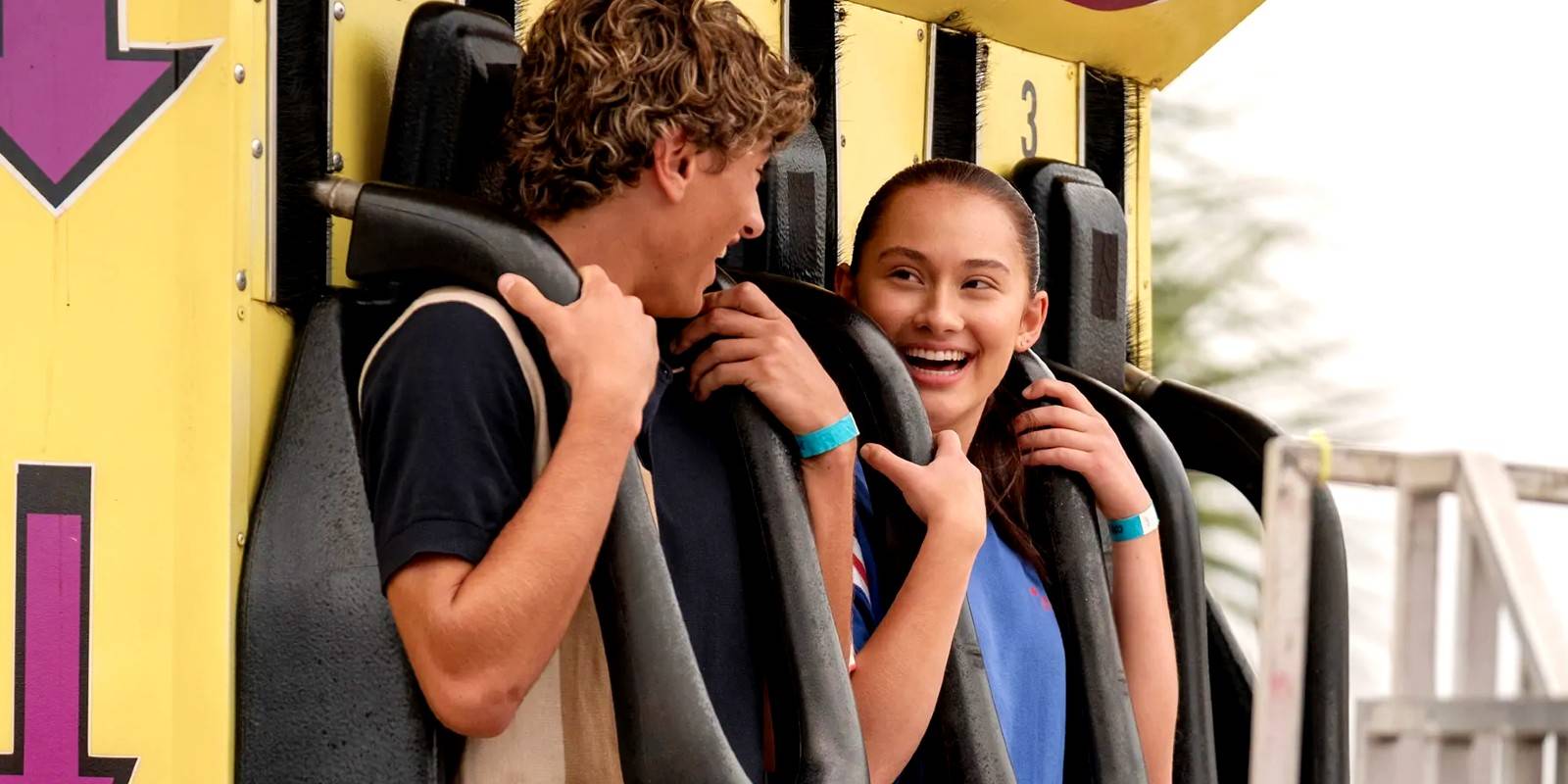 Белли улыбается, катаясь на карусели в *The Summer I Turned Pretty*