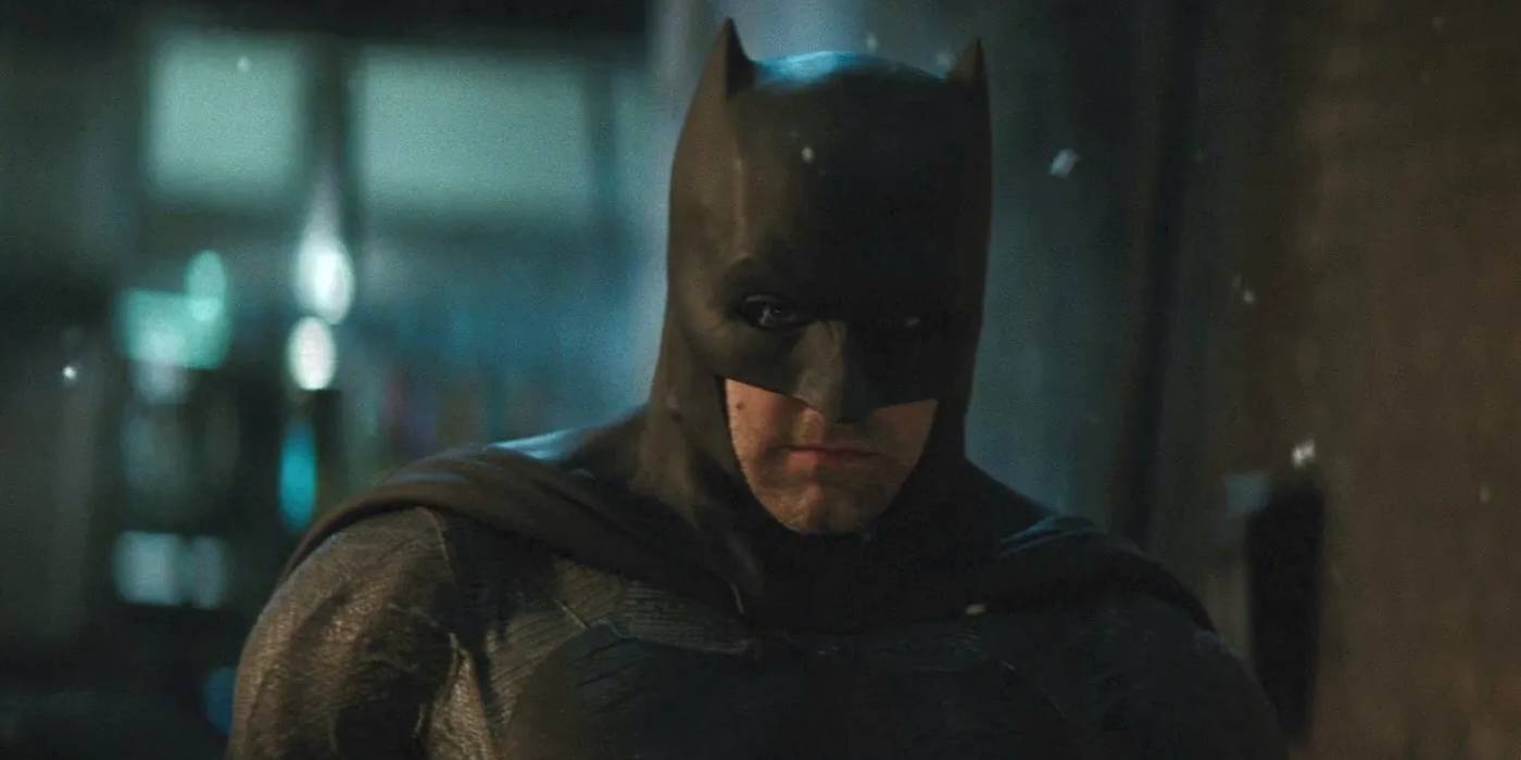 Бен Аффлек в роли Бэтмена в "Лиге справедливости: За кулисами", смотрит в сторону
