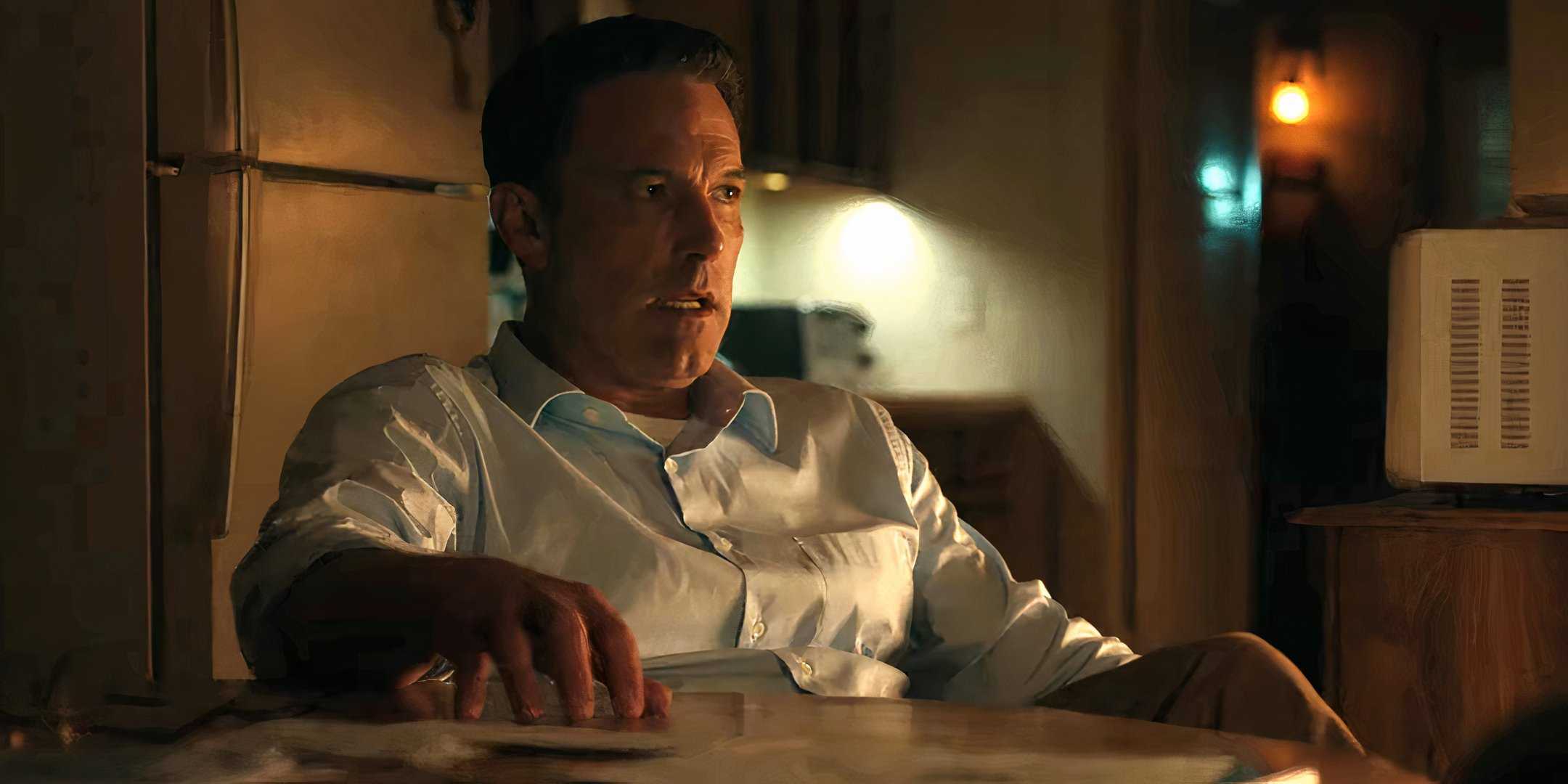 Бен Аффлек в роли Христиана, стучащим по столу, разговаривающим с Марибет (Кинта Адай-Робинсон) в "The Accountant 2"