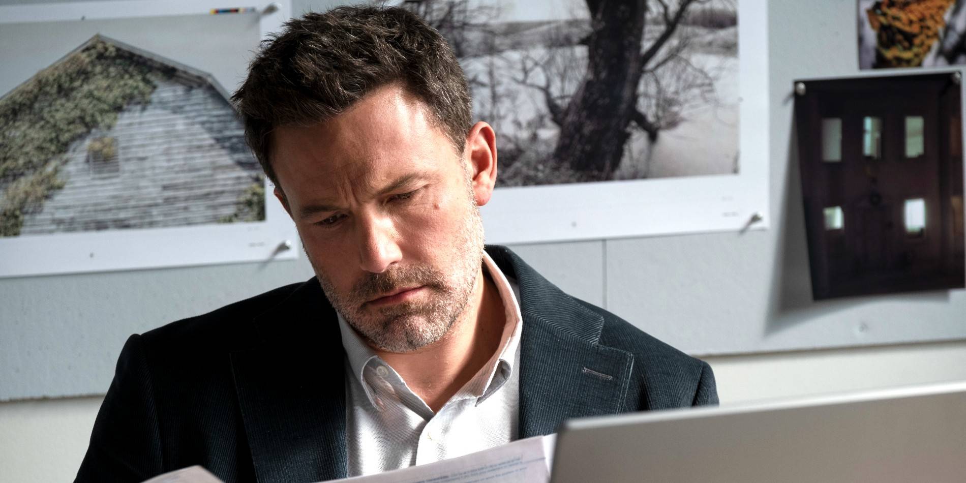 Вик (Бен Аффлек) рассматривает документы в фильме "Deep Water"