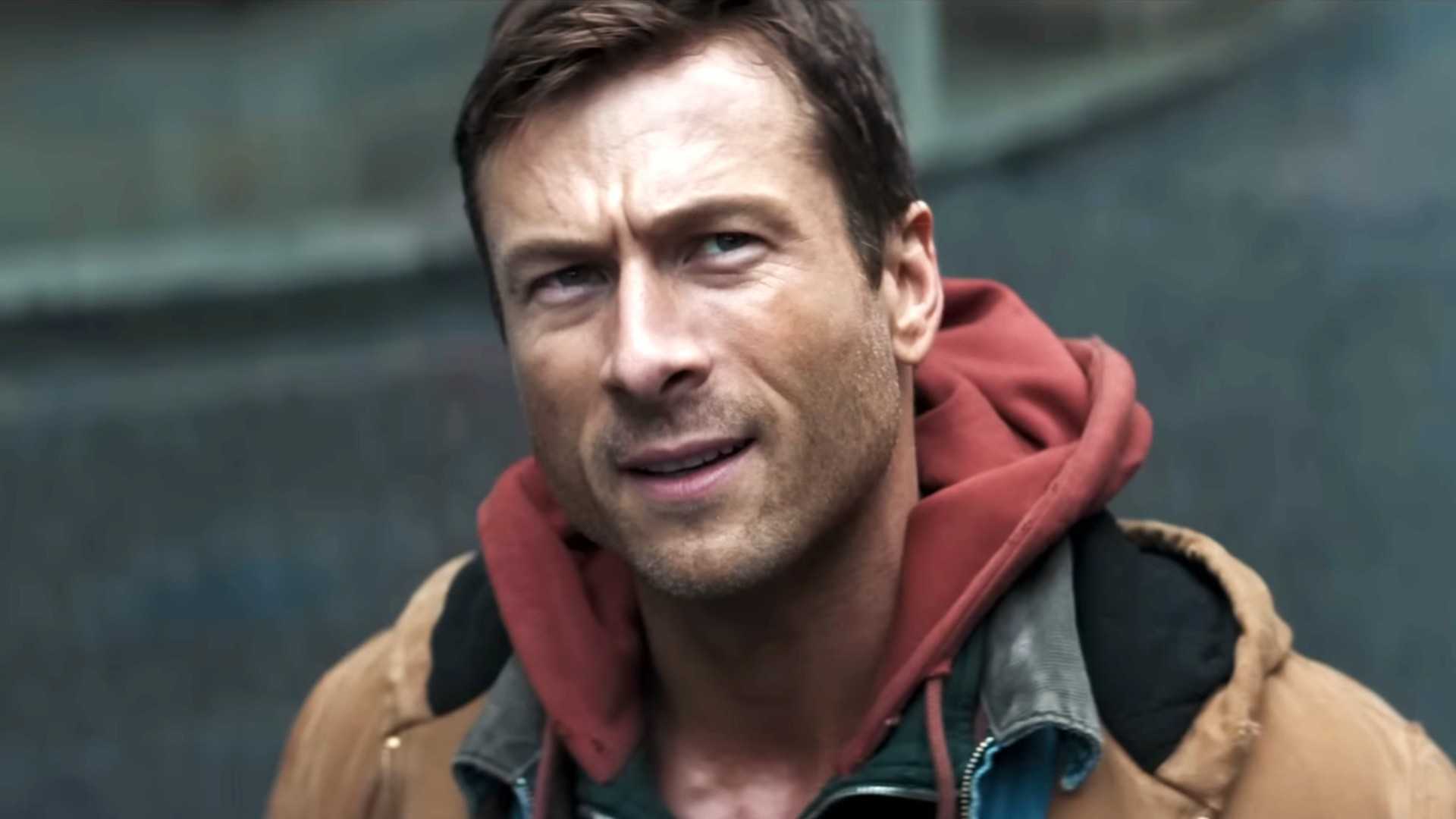 Бен Ричардс смотрит на охранника в фильме "Бегущий человек"