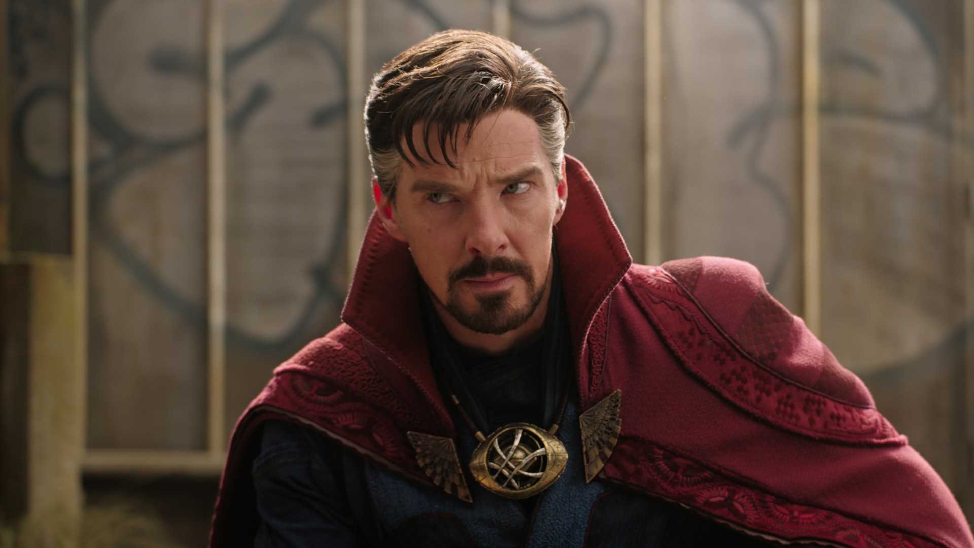 Бенедикт Камбербэтч смотрит в сторону в фильме "Doctor Strange in the Multiverse of Madness"