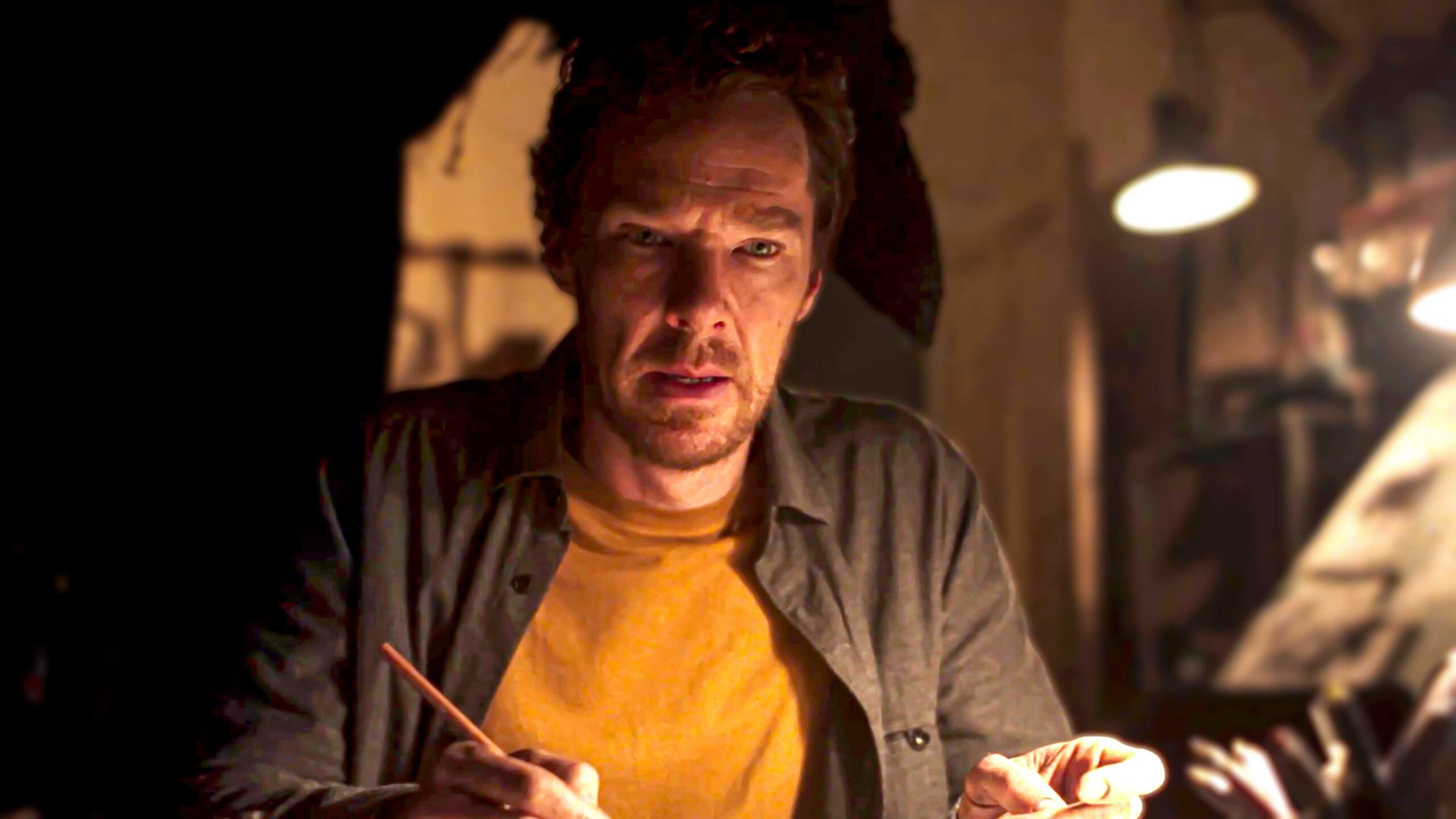 Отец Бенедикта Камбербэтча, выглядящий шокированным, сидящим за своим столом, и Crow, возвышающийся за ним, в фильме "The Thing with Feathers"