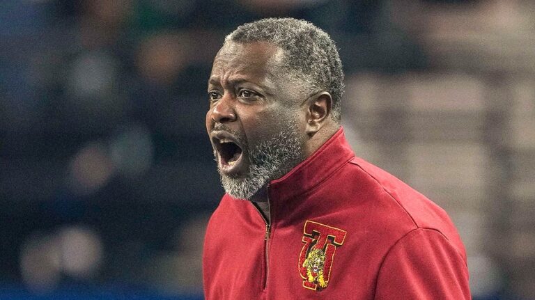 Тренер мужской баскетбольной команды Таскиги задержан полицией на площадке во время послеигрового конфликта