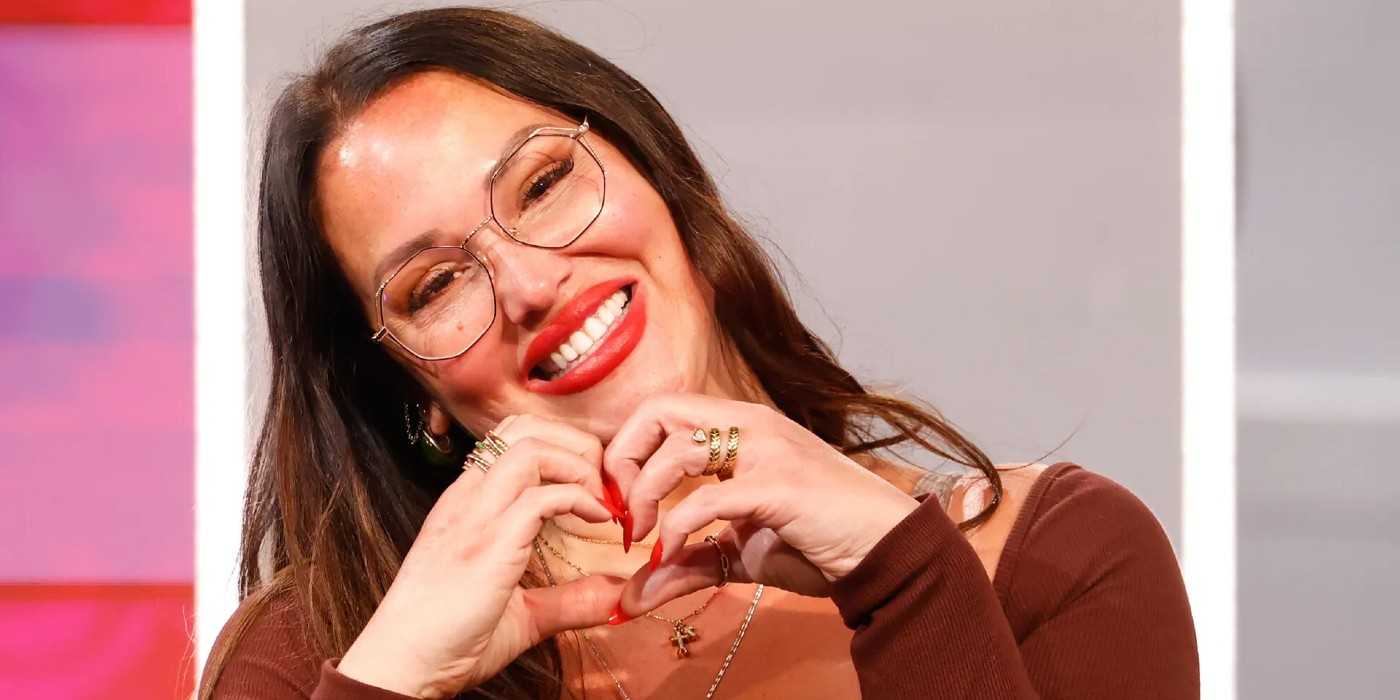 Участник "Большого Брата 27" Эми Бингем делает символ сердца руками