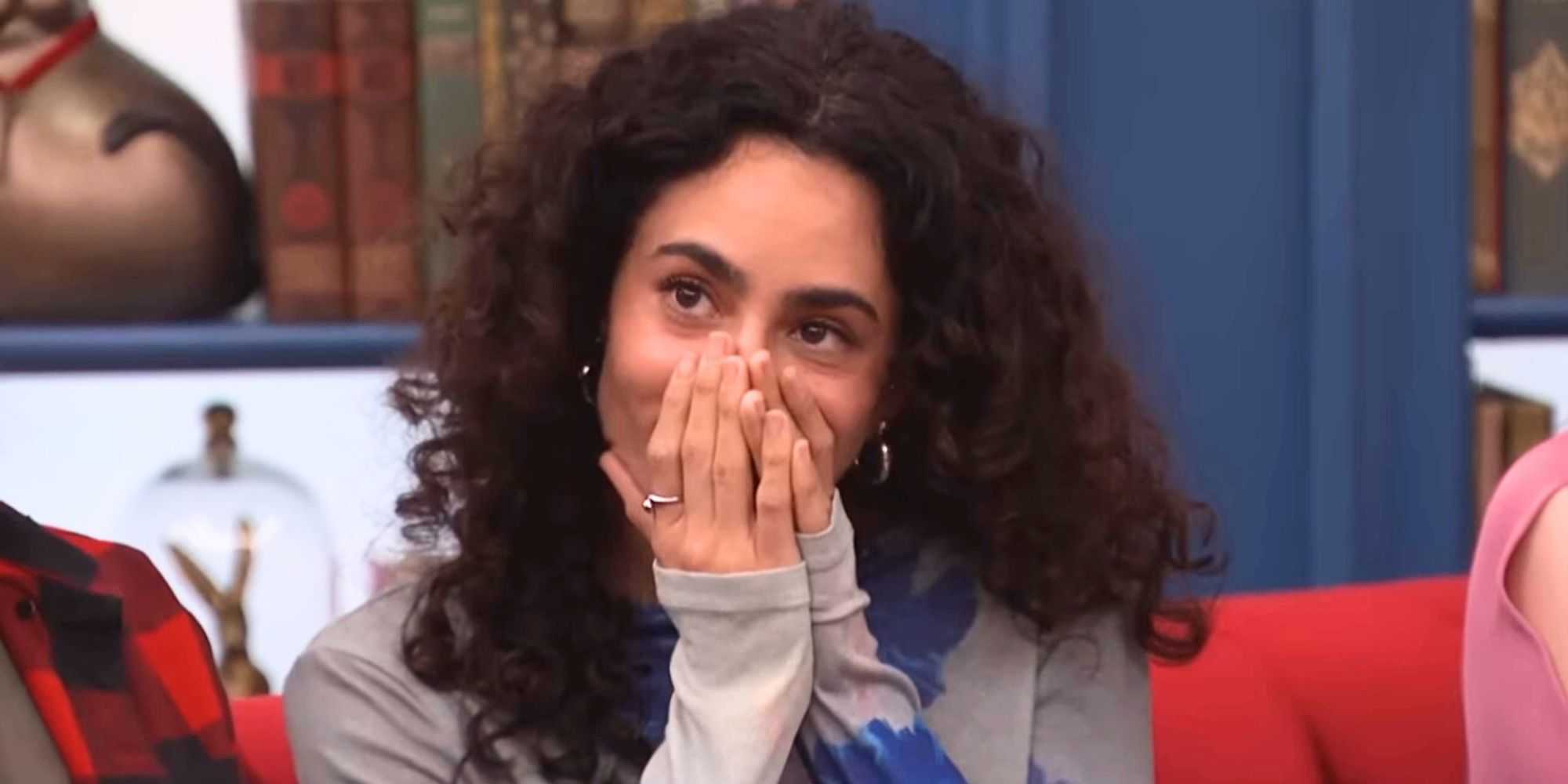 Морган Поп из «Большого брата» 27 с рукой над ртом, выражающая удивление