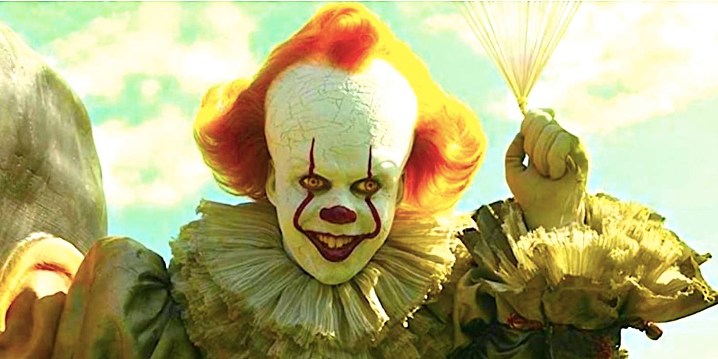 Билл Скарсгорд в роли Пеннивайза держит воздушные шары в IT Chapter Two