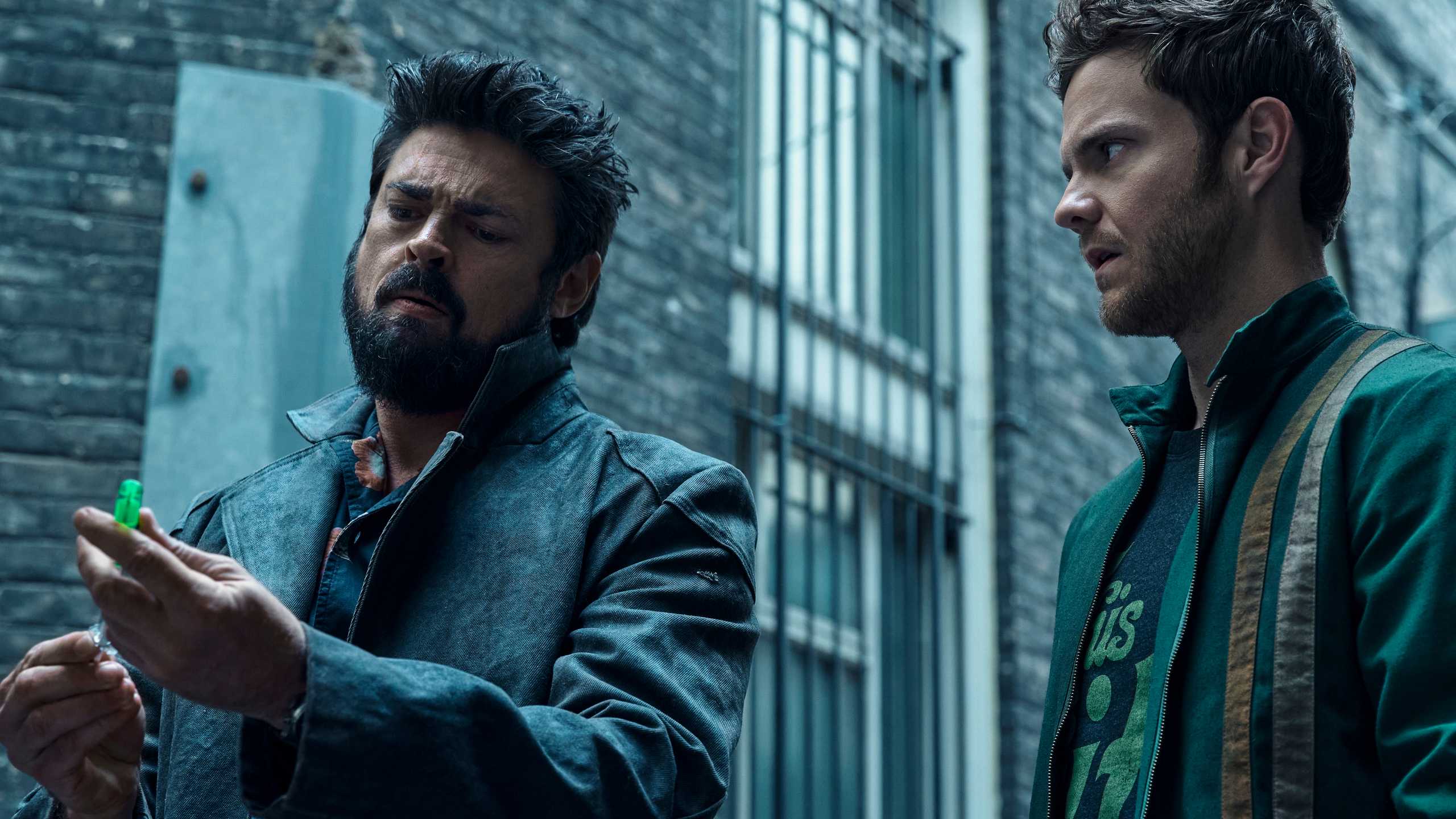 Билл Батчер (Карл Урбан) с Temp V рядом с обеспокоенным Хьюи (Джек Квоид) в 3-м сезоне "The Boys"