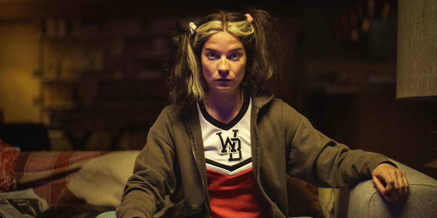 Джоан в своем костюме школьной cheerleader в "Joan is Awful"