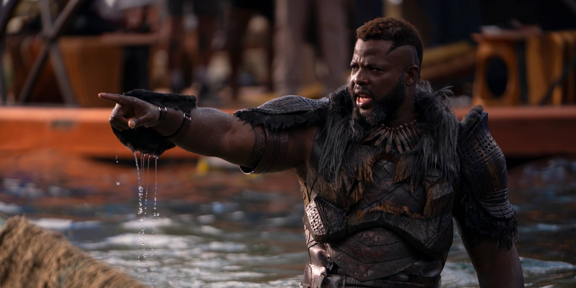 Уинстон Дайк указывает пальцем в роли М'Баку в фильме Black Panther: Wakanda Forever.