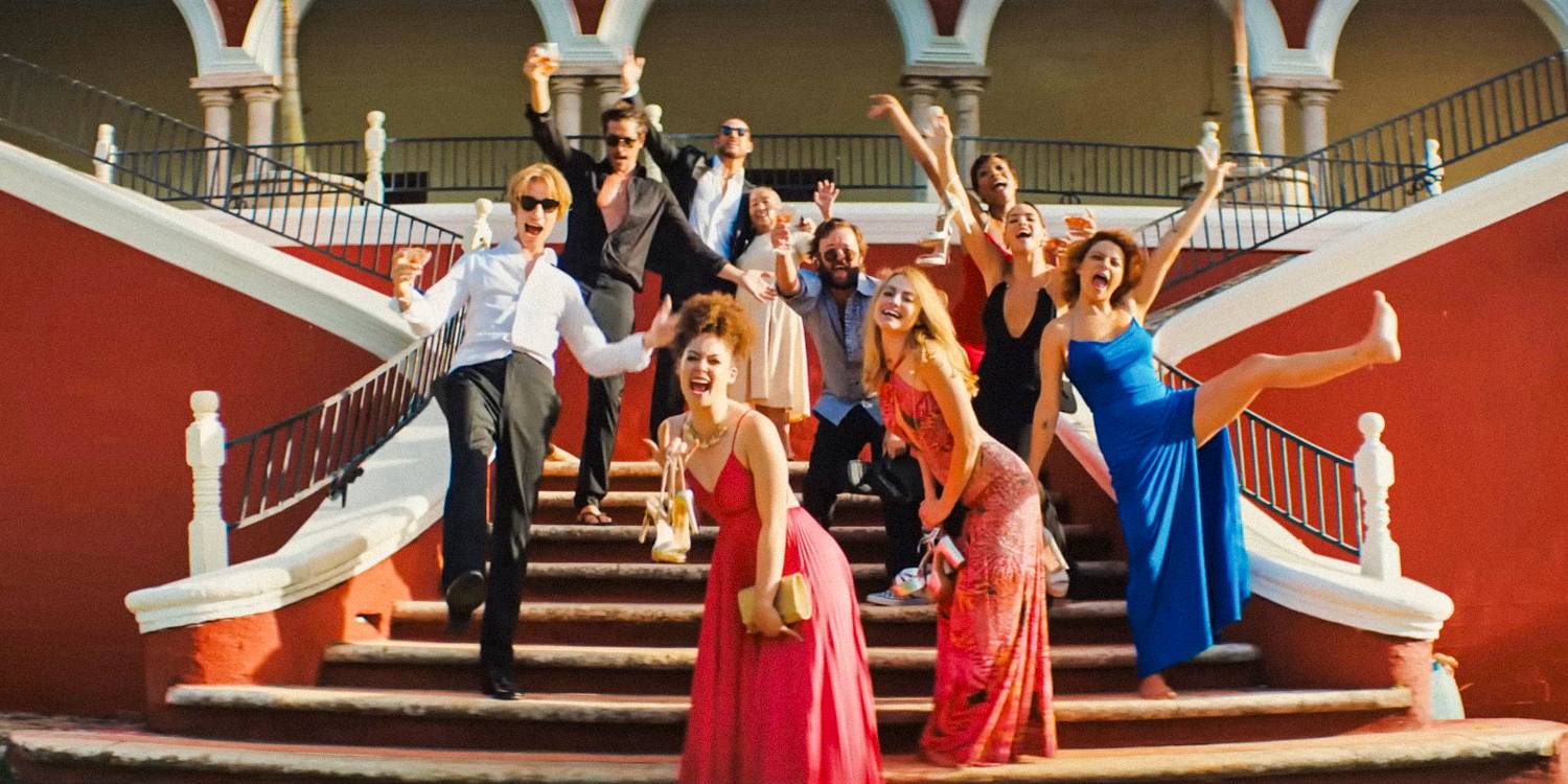 Все герои позируют для фотографии в забавных позах в *Blink Twice* (2024)