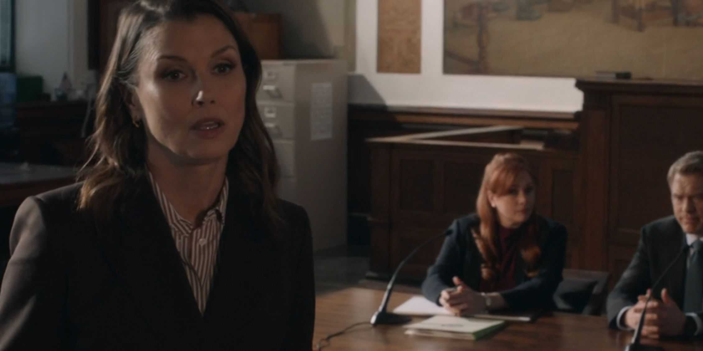 Blue Bloods: Эрин поворачивается, чтобы встретиться с Кроуфорд после того, как сделала замечание в суде