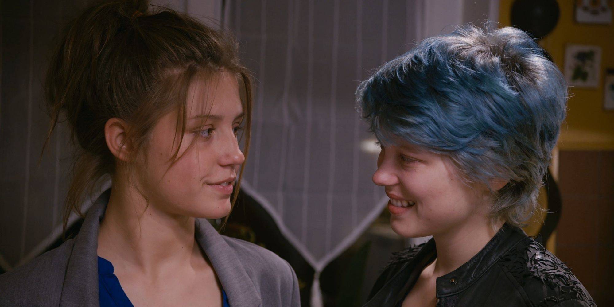 Леа Сейду и Адель Экзархопулос улыбаются вместе в фильме "Blue Is The Warmest Color"