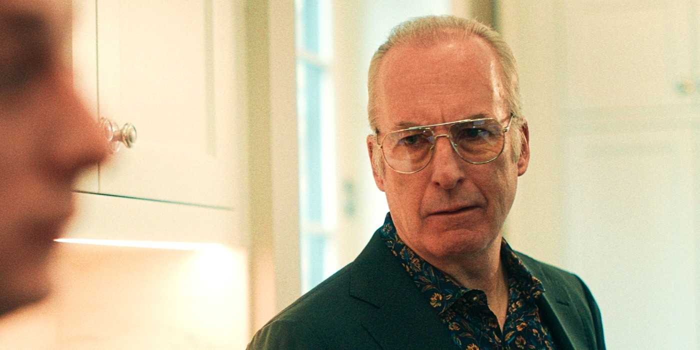 Боб Оденкирк в роли дяди Ли в 7-й серии 4-го сезона "The Bear", разговаривающий с Карми