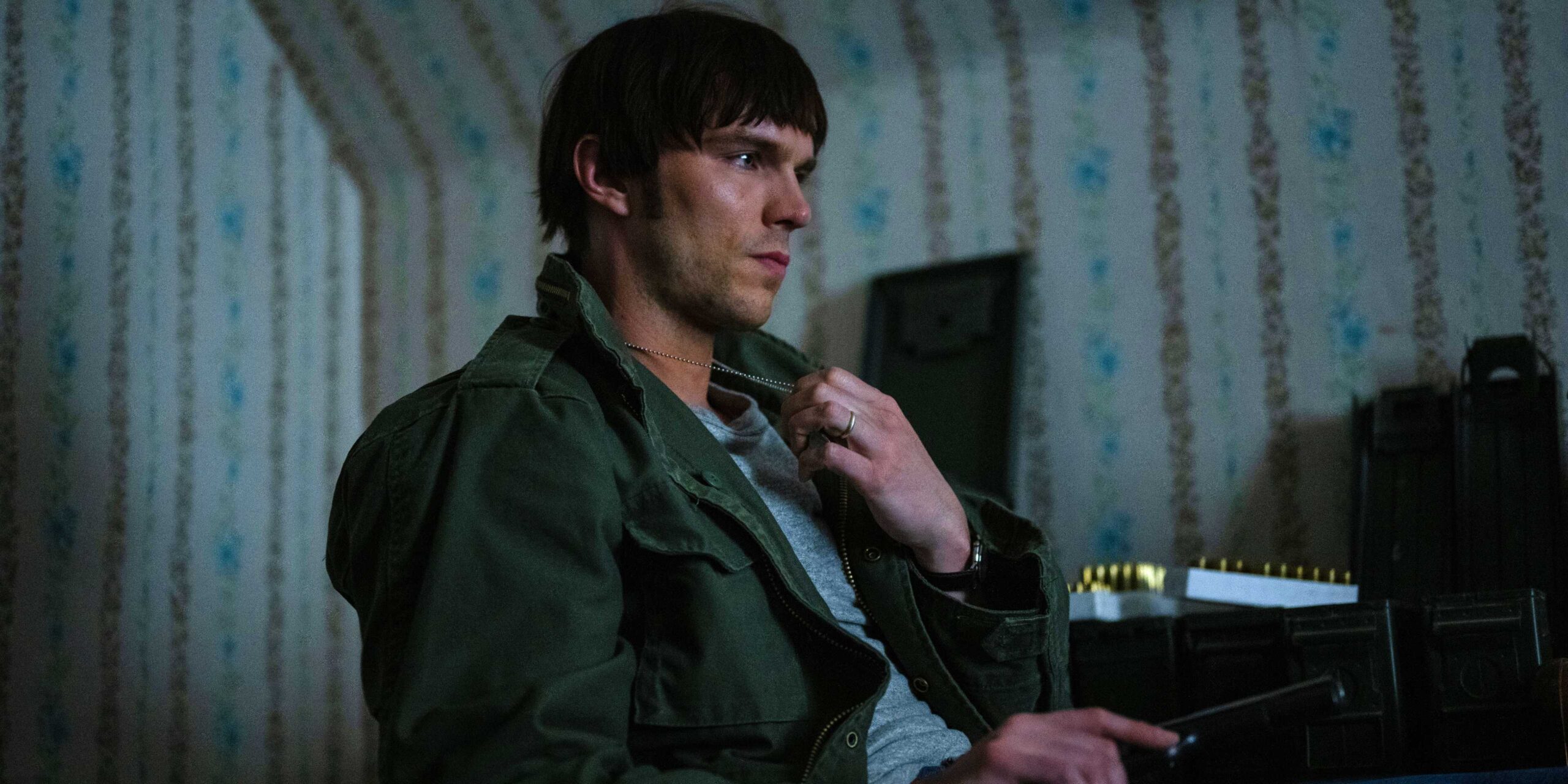 Боб сидит и держит свой ожерелье с интенсивным выражением лица в "The Order"