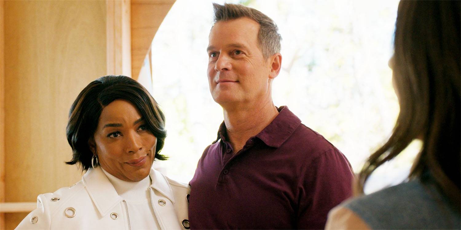 Бобби и Атена улыбаются в 9-1-1, 8 сезон, 14 эпизод, "День болезни", издалека