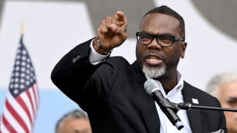 Мэр Чикаго Брэндон Джонсон вводит меры против действий федеральных иммиграционных служб через указ о возможных преследованиях