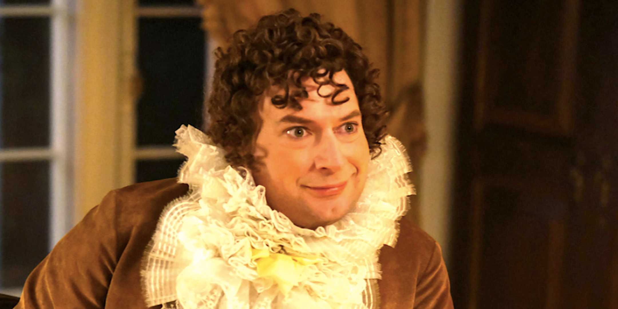 Брендон Скотт Джеймс, Исаак, улыбается в огромном воротнике в 14-й серии «Призраков» 4-го сезона