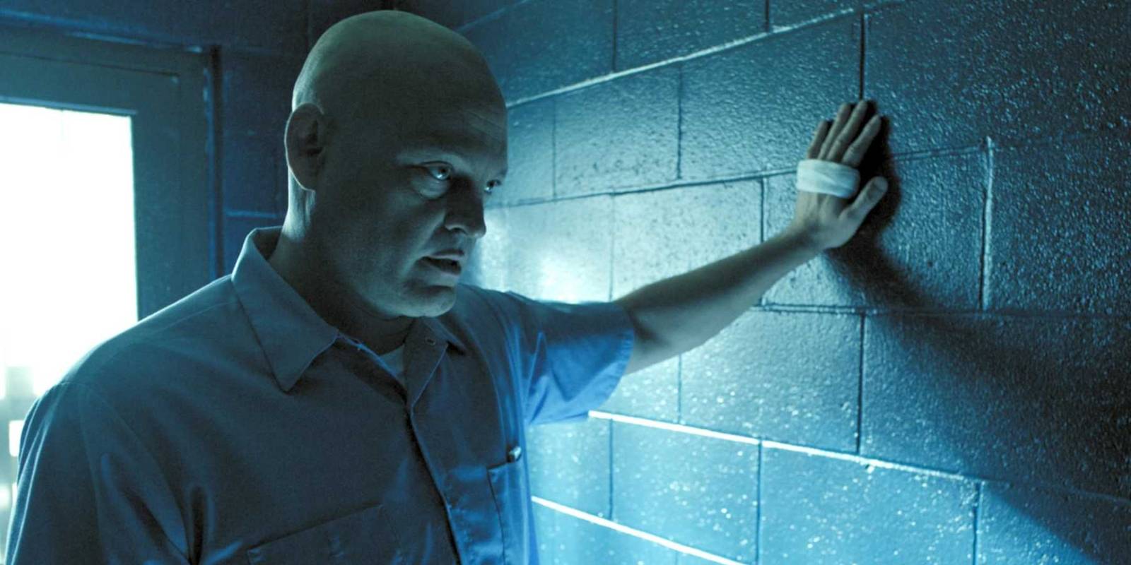 Brawl In Cell Block 99 Винс Вонг угрожающе держит руку к стене