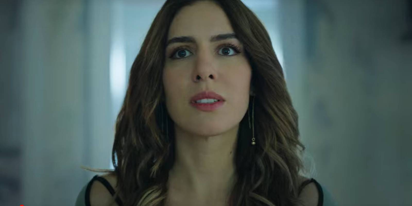 Бренда Рей смотрит вдаль.