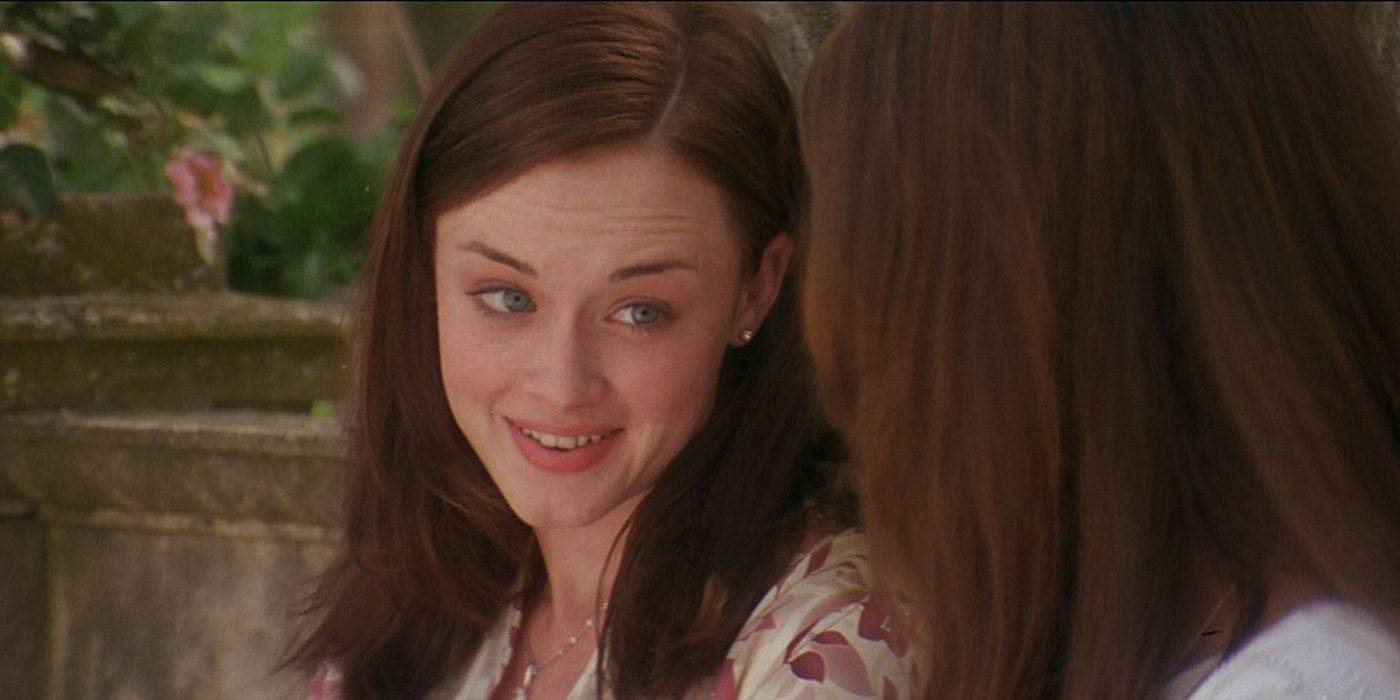 Алекс Блэдел улыбается, разговаривая в "Чудо и предубеждение"