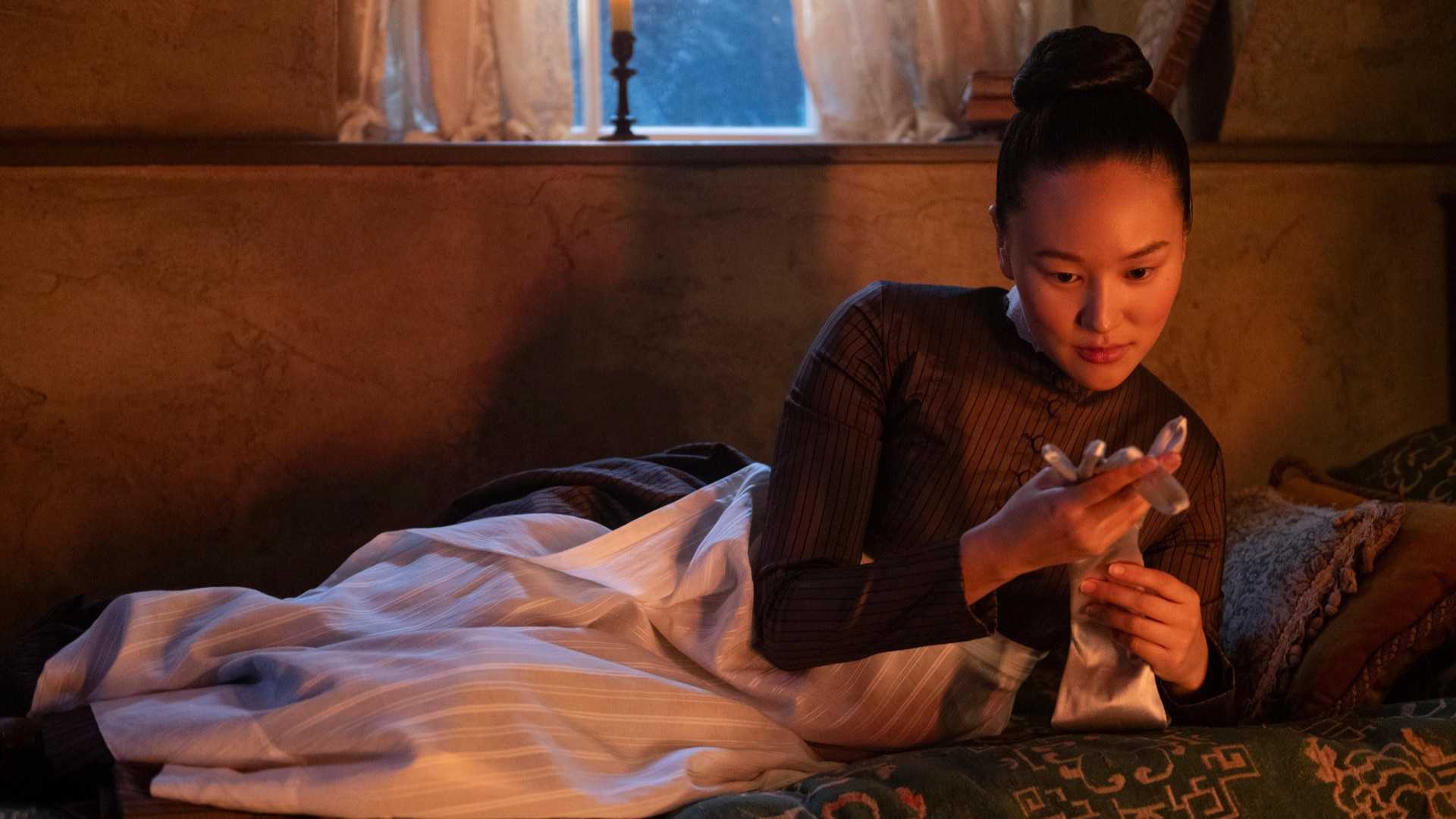 Йерин Ха в роли Софи Бек в 4 сезоне "Бриджентон", любующаяся перчаткой.