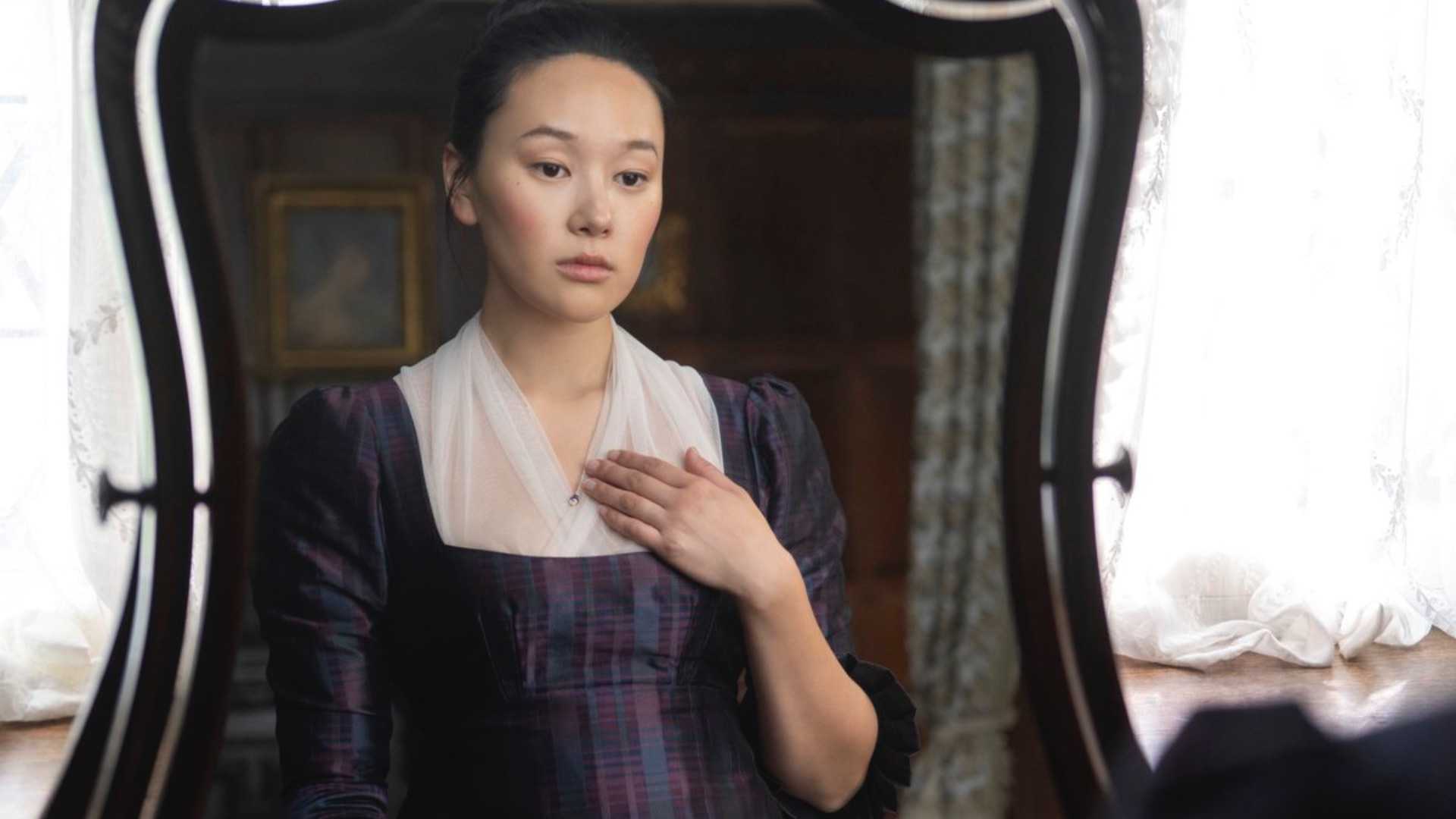 Ерин Ха в роли Софи Бейк, печально смотрящая в зеркало в 4 сезоне *Bridgerton*.