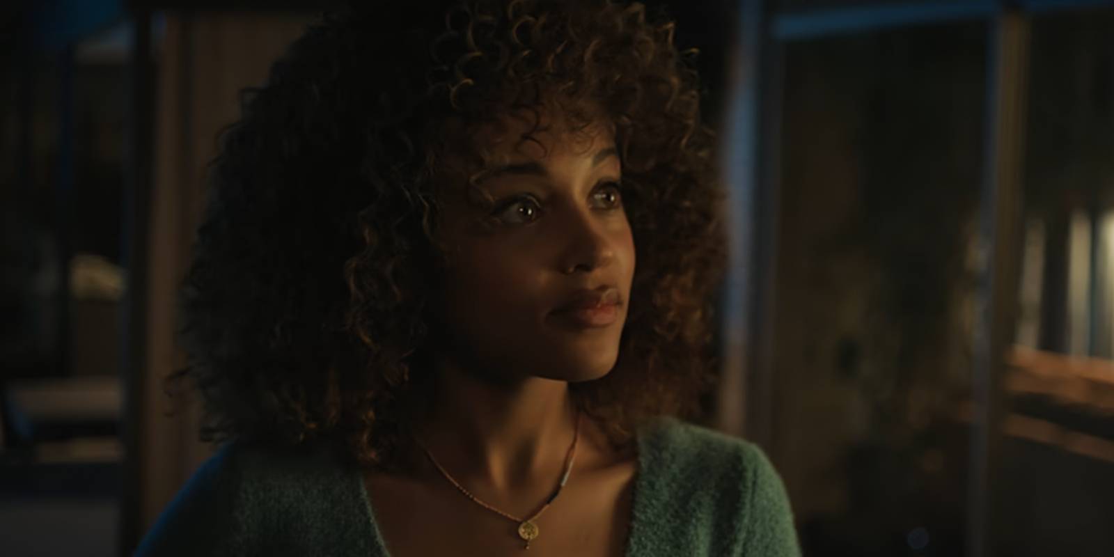 Бритни смотрит на Майка, когда они дома.