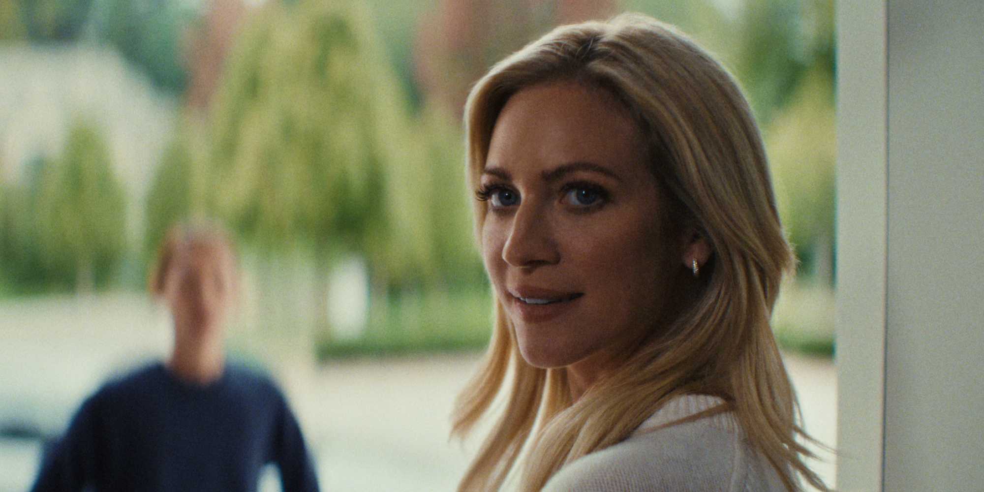 Бриттани Сноу улыбается в The Beast in Me