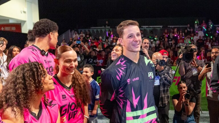 Брок Пёрди из Сан-Франциско стал местным героем на женском футбольном турнире в рамках Суперкубка