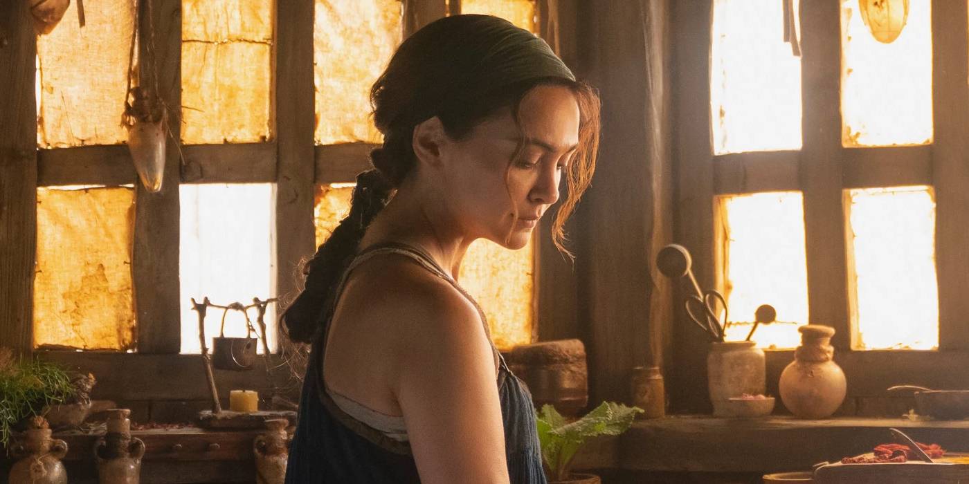 Бронвин, смотрящая вниз, стоя на кухне в *Кольца власти*.