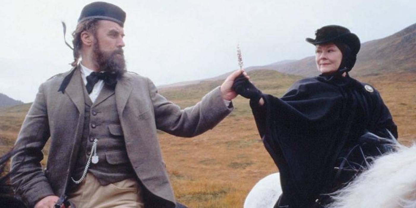 Билл Коннолли и Джуди Денч верхом на лошадях в фильме "Миссис Браун"