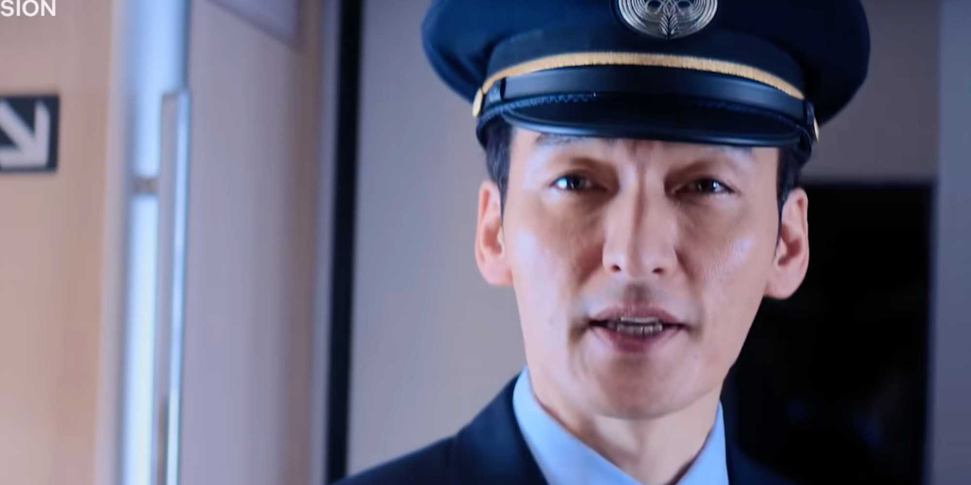 Проводник поезда "Bullet Train" стоит в поезде