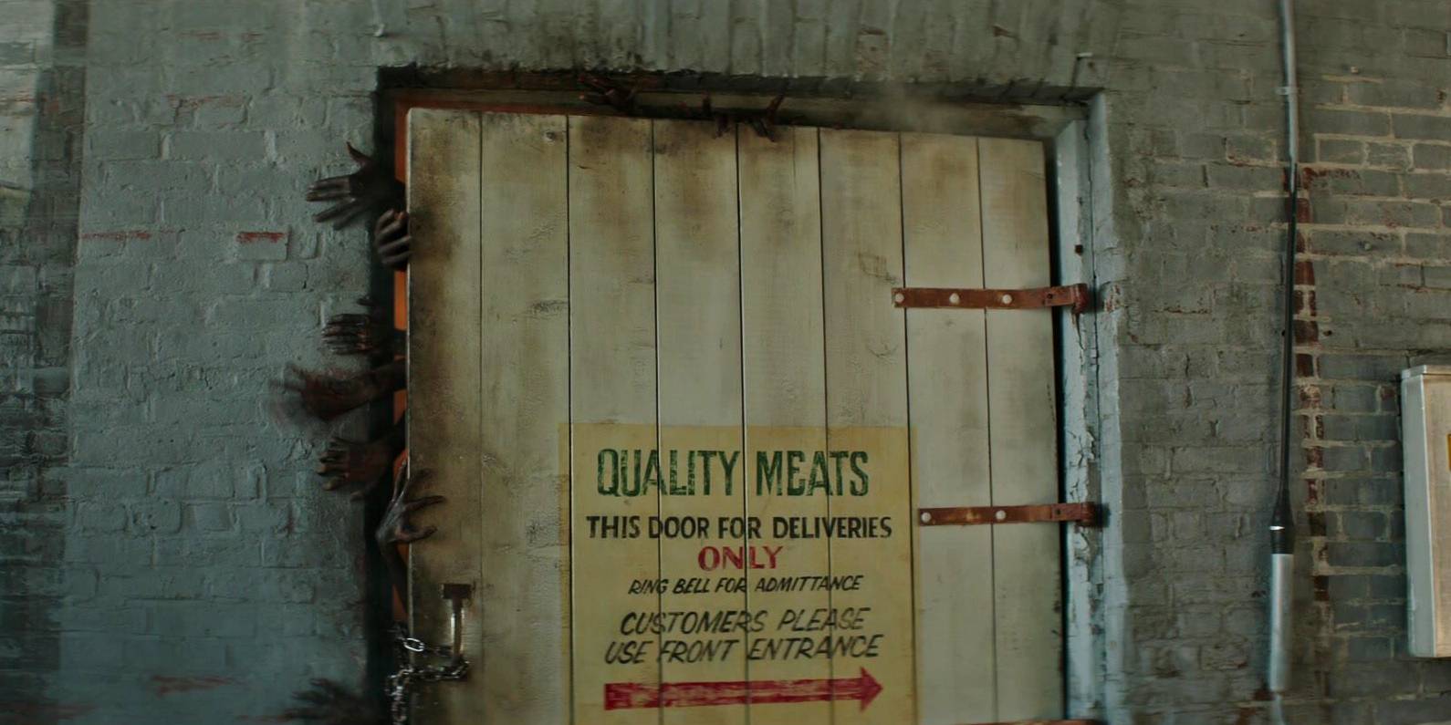 Ожоженные руки, выходящие из-за двери в фильме "Ит" 2017