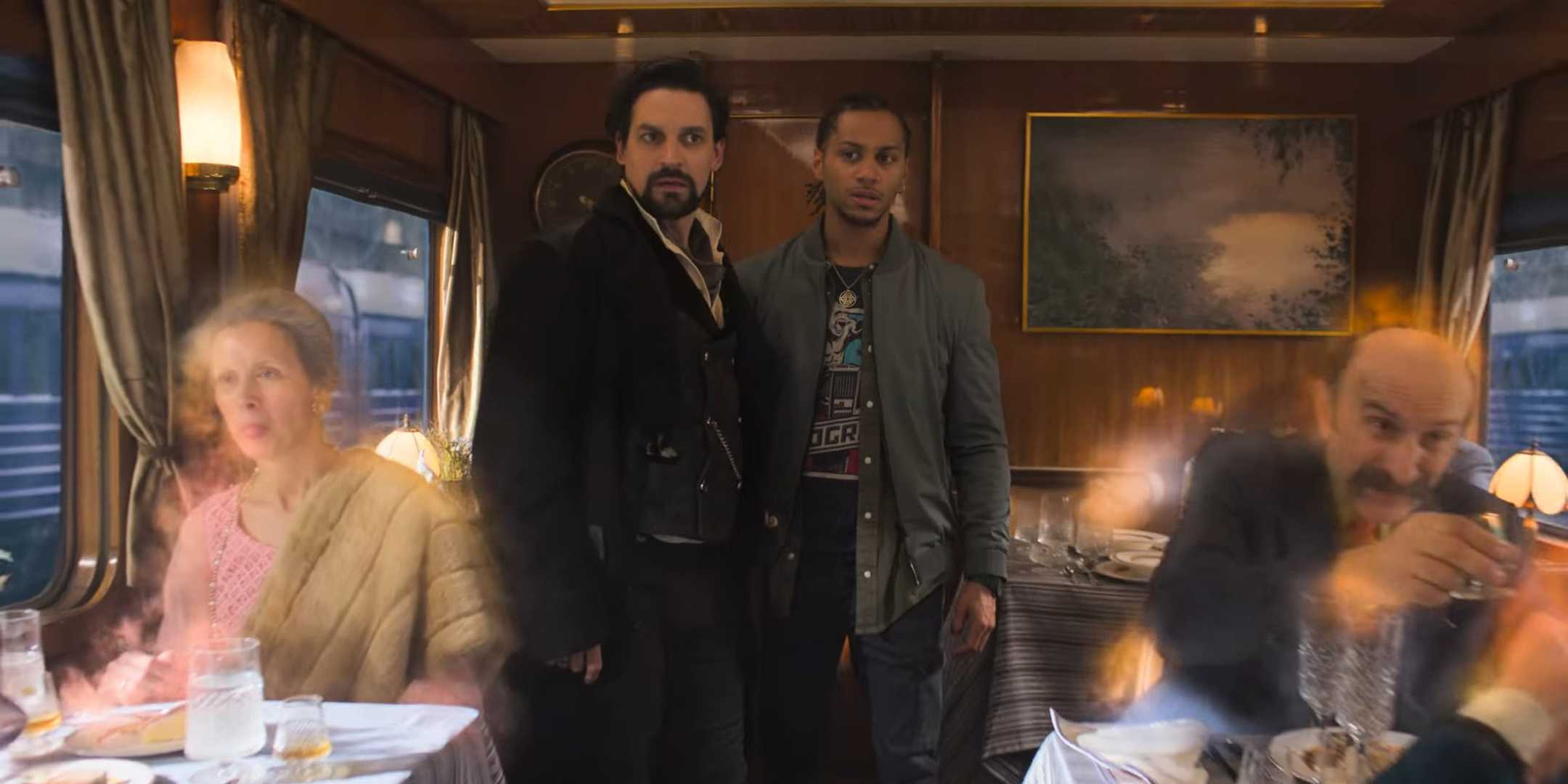 Викрам (Калум МакГан) и Коннор (Блюи Робинсон) с выражением заинтересованности на поезде с привидениями в The Librarians: The Next Chapter