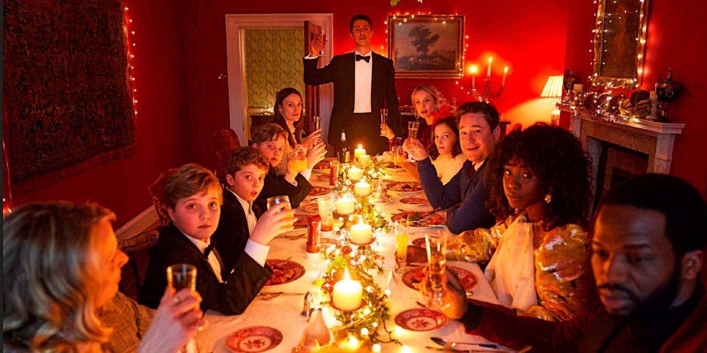 Рождественский ужин в фильме "Silent Night" с свечами на столе и мерцающими огнями на стенах