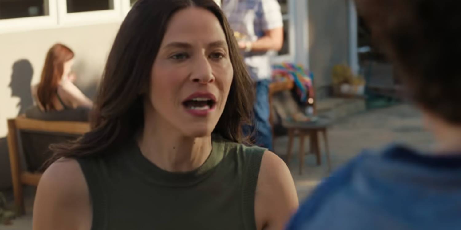 Кара Броди склоняется и разговаривает со своим сыном в "Old Dads"