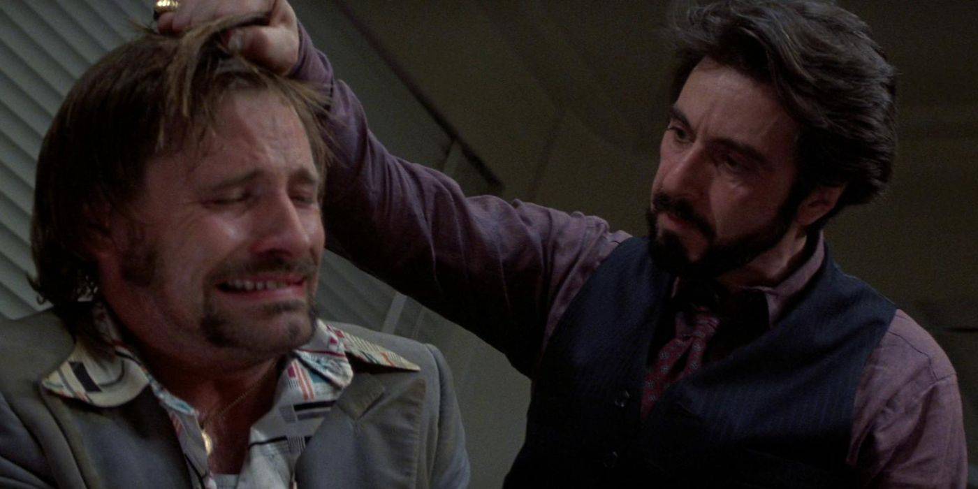 Лалин хмурится и плачет, пока Карлито хватает его за волосы и смотрит на него в своем кабинете в "Пути Карлито"