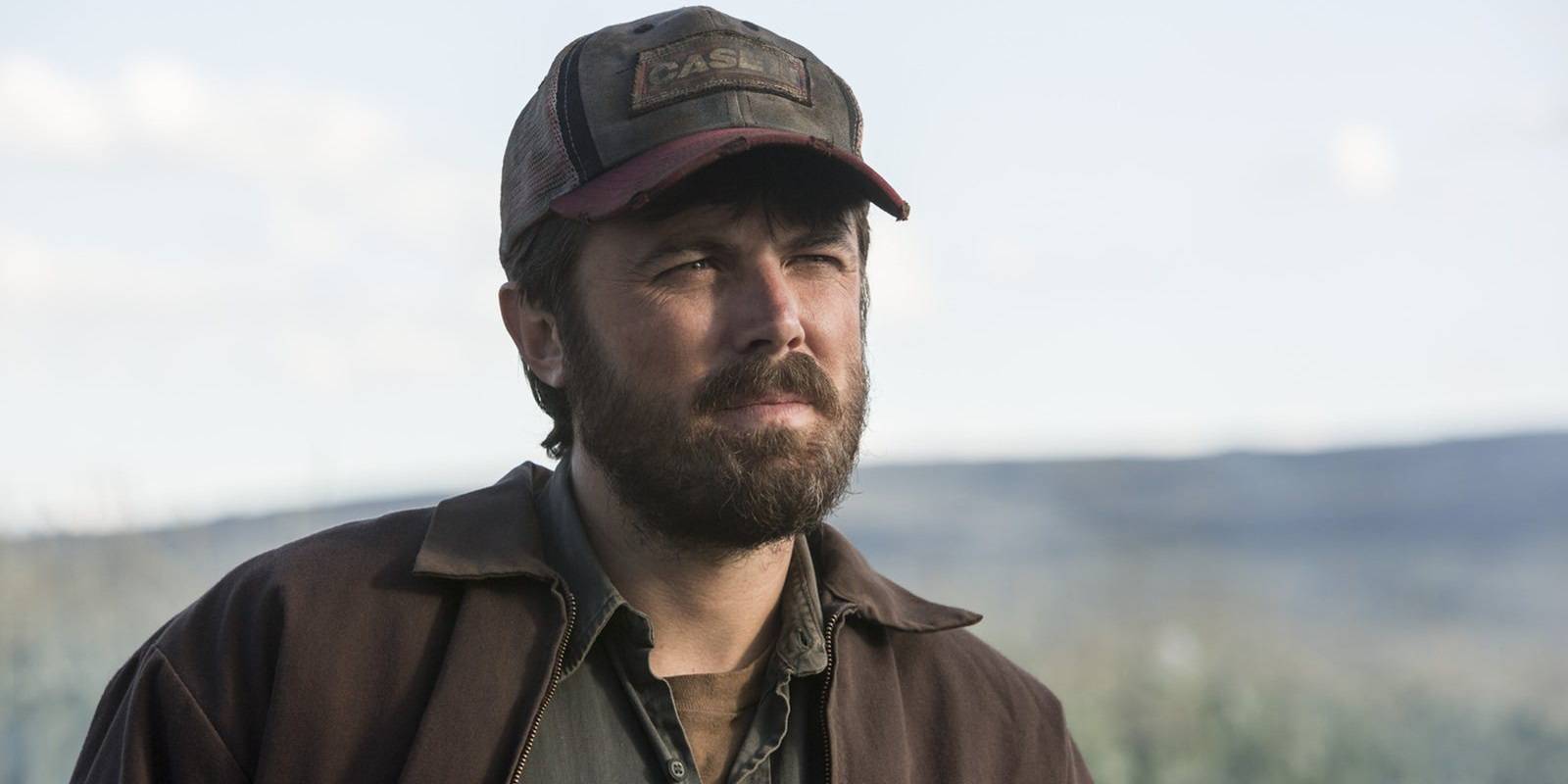 Кейси Эффлек в кукурузном поле в фильме "Интерстеллар"