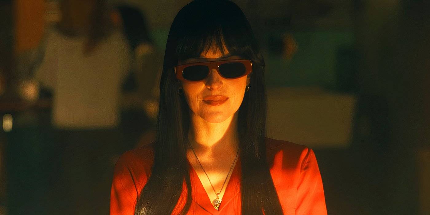 Кассандра Вебб в очках в фильме "Медуза"