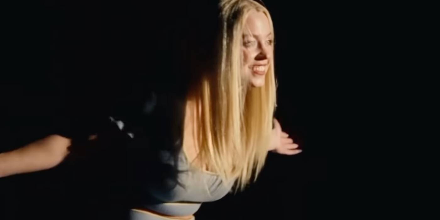 Кэсси кланяется зрителям на сцене в "Эйфории"