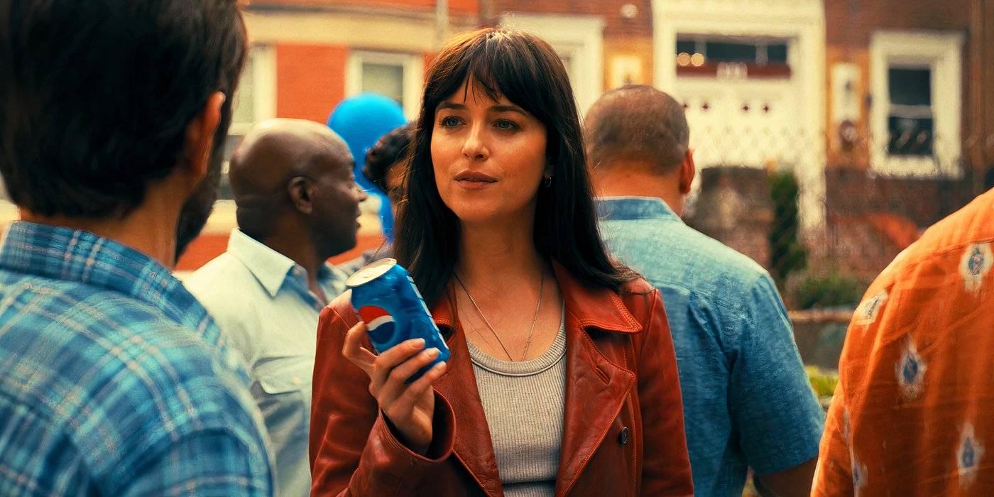 Касси Веб держит бутылку Pepsi в "Мадам Веб"