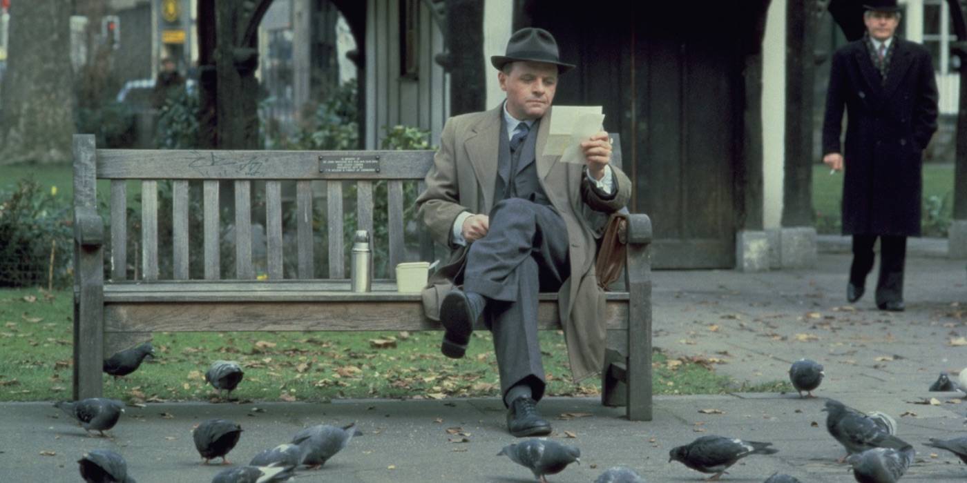 Энтони Хопкинс читает письмо на скамейке в 84 Чэринграсс Роуд