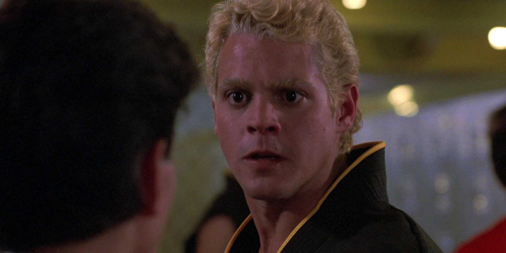 Чэд МакКвин делает угрожающее выражение лица в фильме «Каратэ-кид»